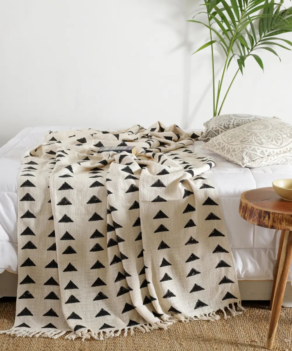 Cosymor Beige Black Triangles Print Boho Cotton Throw Blanket – Reversible Sofa & Bed Throw (50x70 Inch)